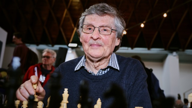 Schachturnier: Hans-Joachim Hecht, Schach-Großmeister aus Fürstenfeldbruck.