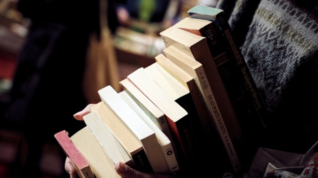 Gröbenzell: Bücher, stapelweise: Mit Büchertürmen bewehrte Menschen sind eine charakteristische Begleiterscheinung des Bücherflohmarkts.