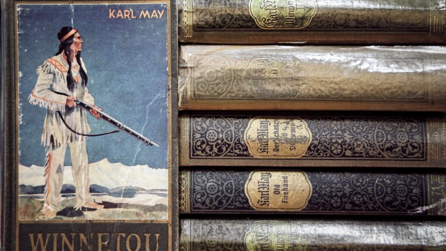 Gröbenzell: Fundstücke: Für Liebhaber und Sammler bietet der Bücherflohmarkt auch einiges an Raritäten sowie einfach betagtem Lesestoff wie zum Beispiel dieser alten Sammlung von Karl-May-Bänden.