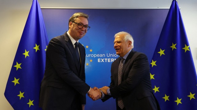 Kosovo und Serbien: Josep Borrell, Hoher Vertreter der EU für Außenpolitik, und der serbische Präsident Aleksandar Vučić (li.) in Brüssel.