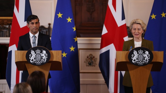 Brexit: Der britische Premierminister Rishi Sunak und EU-Kommissionspräsidentin Ursula von der Leyen stellen die Details der gefundenen Einigung vor.