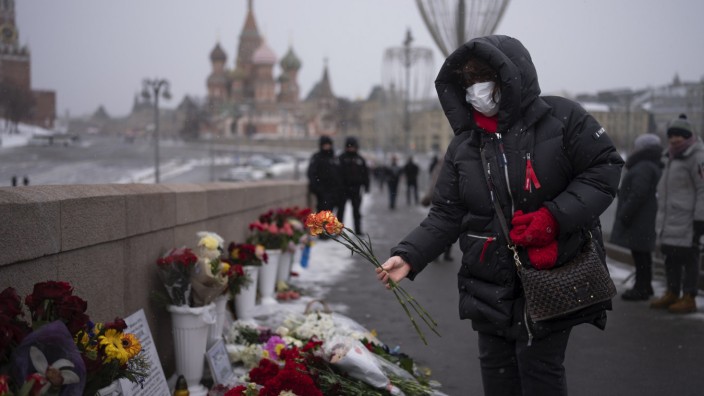 Russland: Eine Frau legt Blumen in der Nähe des Ortes nieder, an dem der russische Oppositionsführer Boris Nemzow vor acht Jahren erschossen wurde.