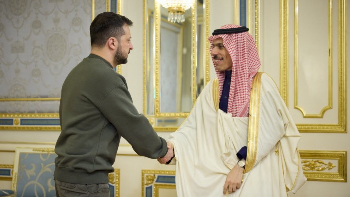 Friedensgipfel in Saudi-Arabien: Außenminister Prinz Faisal bin Farhan al-Saud (rechts) zu Besuch bei Wolodimir Selenskij in Kiew im Februar 2023.