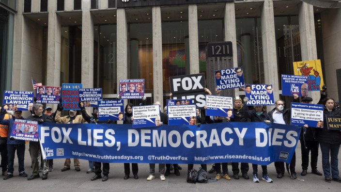 US-Medien: Menschen demonstrieren in New York gegen den heftig polarisierenden Nachrichtensender Fox News.