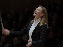 „Tár“ im Kino: Als Dirigentin meisterhaft