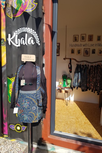 Kleidung: Im Atelierpark des Bahnwärter Thiel verkauft Melanie Rödel Taschen und Jacken von Schneiderinnen aus Malawi.