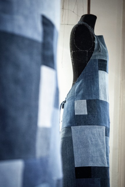 Kleidung: Quilt-Design: Gesammelte Jeans-Stoffe fügt Judith Hettlage zu neuen Stücken zusammen.
