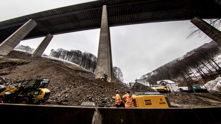 Verkehrschaos: Weil sie völlig marode ist, wurde die Rahmede-Talbrücke der Autobahn A 45 Ende 2021 gesperrt.