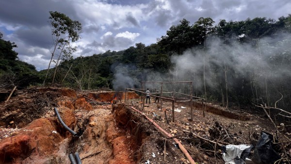 Beamte des brasilianischen Umweltministeriums bei einer Operation gegen illegale Goldgräber im Bundesstaat Roraima.