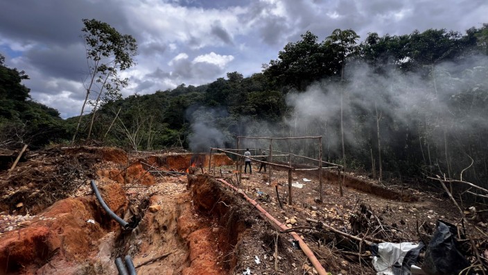 Beamte des brasilianischen Umweltministeriums bei einer Operation gegen illegale Goldgräber im Bundesstaat Roraima.
