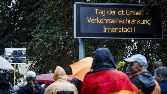 Ost-West-Debatte: Tag der deutschen Einschränkung: Blick auf eine Demonstration am 3. Oktober 2016, die sich 2023 oder auch 2032 exakt so wiederholen könnte.