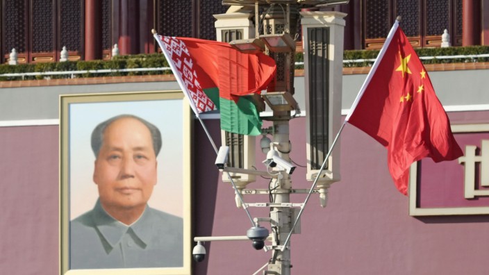 Belarus und China: Eine belarussische und eine chinesische Fahne wehen vor dem Platz des Himmlischen Friedens anlässlich des Besuchs Lukaschenkos in Peking.