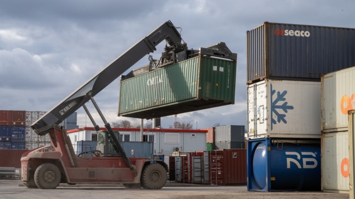 Container-Depot in Unterföhring: Im Containerdepot in Unterföhring werden Container von der Schiene auf die Straße verladen und umgekehrt.
