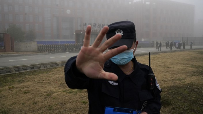 Pressefreiheit in China: Bis hierher und nicht weiter: Ein Sicherheitsbeamter hält Journalisten 2021 vor dem Institut für Virologie Wuhan auf - und auch im Jahr später berichten Journalisten von erheblichen Behinderungen ihrer Arbeit.