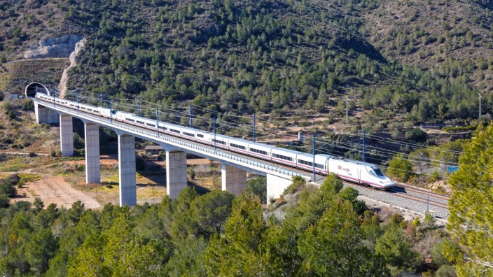 Kolumne: Hin und weg: Durch manche Tunnel wie auf der Strecke von Madrid nach Barcelona können Züge der spanischen Bahn mit mehr als 300 Kilometern pro Stunde fahren. Es gibt aber auch Tunnel, die der Bahn Probleme bereiten.