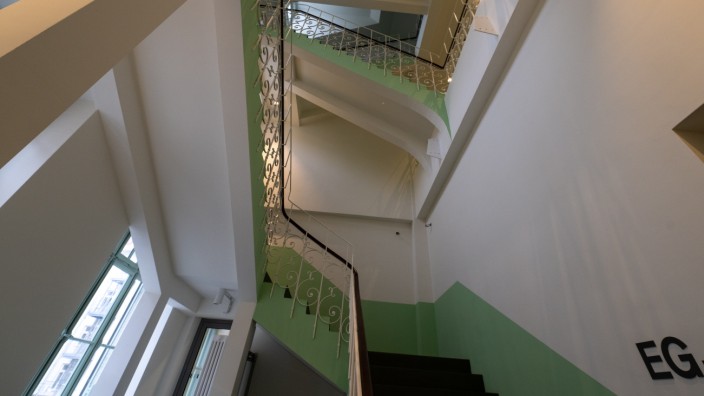 Wohnen: Frische Farbe für ein in die Jahre gekommenes Treppenhaus: Nicht jede Modernisierungsmaßnahme kann der Eigentümer auch auf die Mieter umlegen.