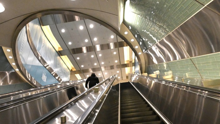 Grand Central Madison in New York: Abfahrt in 43 Meter Tiefe: Rolltreppe im neuen New Yorker Bahnhof Grand Central Madison.