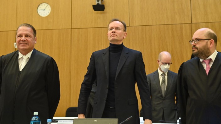 Strafverfahren: Markus Braun betritt den Verhandlungssaal des Oberlandesgerichts München. Hinter ihm der Mitangeklagte und Kronzeuge Oliver Bellenhaus. Neben ihm seine Rechtsanwälte Alfred Dierlamm (links) und Nico Werning.