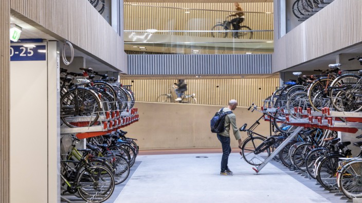 Raumverteilung in Städten: Das angeblich größte Fahrradparkhaus der Welt steht in Utrecht in den Niederlanden. Es hat mehr als 13 000 Stellplätze.