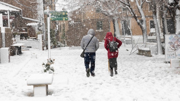 Wetter auf Mallorca: Zwei Passanten stapfen in Valdemossa durch den Schnee