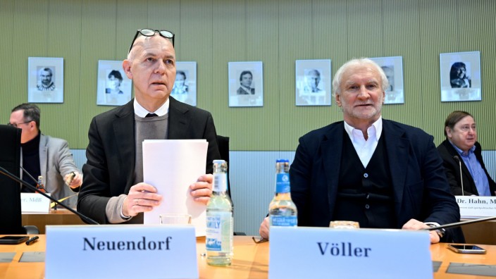 Völler und Neuendorf im Bundestag: Willkommen in Berlin: DFB-Präsident Bernd Neuendorf (links) und Rudi Völler, Direktor der Fußball-Nationalmannschaft, im Sportausschuss des Bundestags.