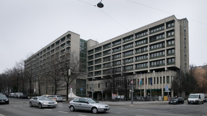 Freistaat plant Wohnungen: Das Strafjustizzentrum an der Nymphenburger Straße könnte für eine Wohnnutzung umgebaut werden.