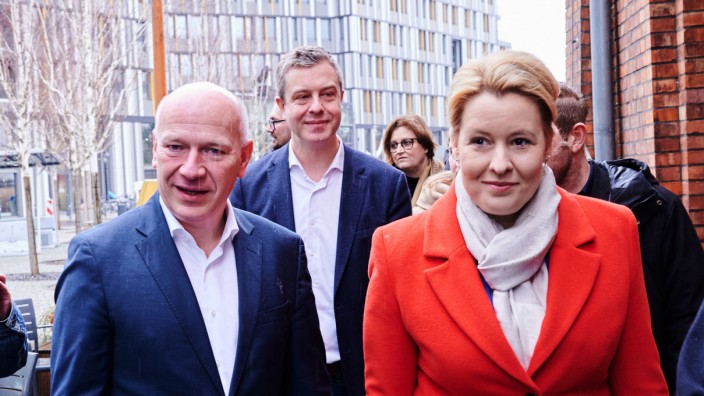 Berlin-Wahl: Kai Wegner (l, CDU), Spitzenkandidat und Landesvorsitzender seiner Partei, und Franziska Giffey (r, SPD), Regierende Bürgermeisterin von Berlin, vor den Sondierungsgesprächen.