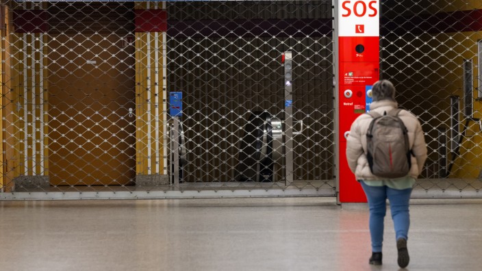 Münchner Verkehrsgesellschaft: U-Bahnhaltestellen sind geschlossen, damit es an den Bahnsteigen nicht zu Gedränge kommt.