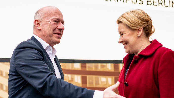 Regierungsbildung Berlin: Berlins Regierende Bürgermeisterin Franziska Giffey (SPD) will sich zurückziehen, ihre Partei soll sich Kai Wegner und der siegreichen CDU als Juniorpartner andienen.