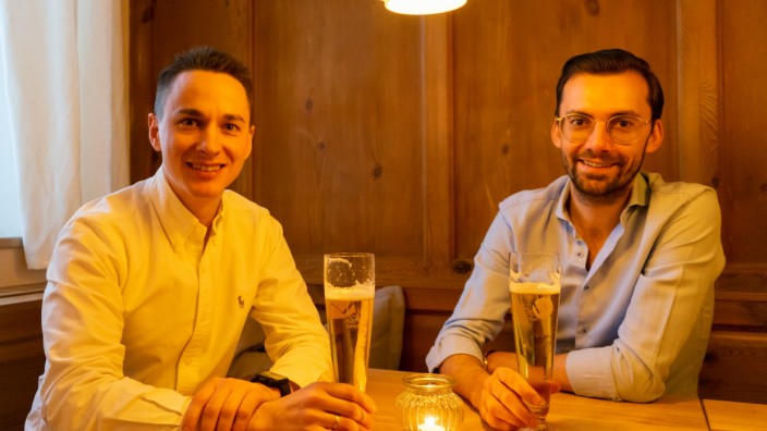 Gasthaus Waltz im Glockenbachviertel: Die gebürtigen Österreicher Markus Hirschler (links) und Stefan Grabler trinken ein Bier, sie kennen sich aber vor allem mit Wein aus.