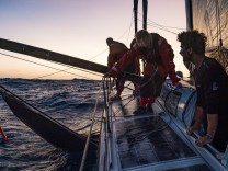 Segeln beim Ocean Race: Segel über Bord, Riss im Mast