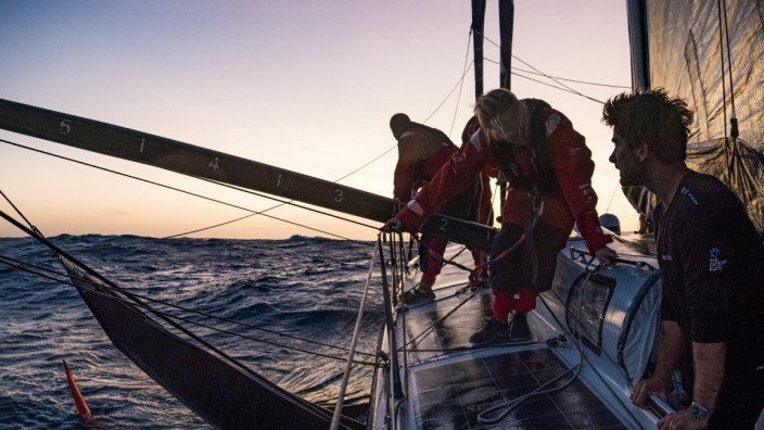 Segeln beim Ocean Race: Boris Herrmann (re.) und seine Teamkollegen verlieren in diesem Moment ihr Vorsegel - doch nun gibt es auch noch ein Problem am Mast des Bootes "Malizia".