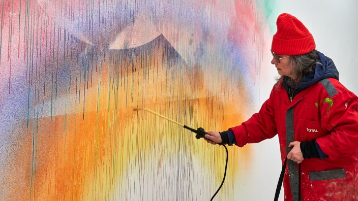 Kunstverein Ebersberg: Keine Angst vor Kitsch: Susanne Ring sprüht einen Regenbogen an die Wand der Ebersberger Galerie.