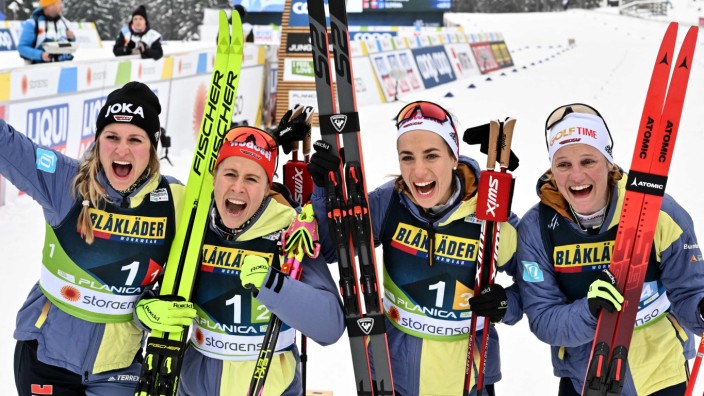 Nordische Ski-WM: Team Germany auf Platz zwei: Deutschlands Langläuferinnen freuten sich sichtlich.