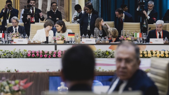 Deutschlands Außenministerin Annalena Baerbock (M.) unterhält sich in Neu-Dehli mit ihrer französischen Amtskollegin Catherine Colonna. Im Vordergrund: Russlands Außenminister Sergej Lawrow.
