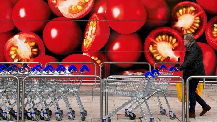 Lebensmittel: Derzeit gibt es in Großbritannien Tomaten oft nur auf Plakatwänden und nicht im Supermarkt.