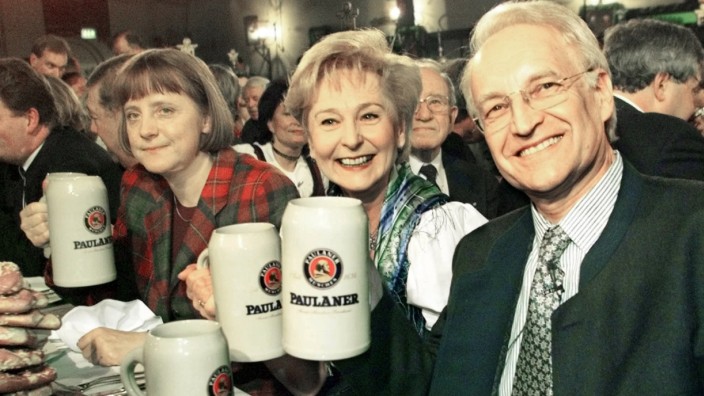 Starkbier-Anstich in München: Der damalige Ministerpräsident Edmund Stoiber und seine Frau Karin stoßen 1999 an - Angela Merkel, damals noch CDU-Generalsekretärin, steht die Freude nicht gerade ins Gesicht geschrieben.