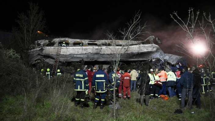 Griechenland: Rettungskräfte am verunglückten Zug: Unter den Passagieren waren viele junge Studierende, die aus einem Feiertagswochenende kamen.