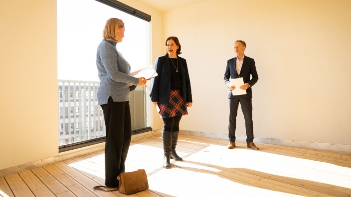 Wohnen für junge Leute: Simone Burger (v. li.), Verena Dietl und Günther Schabenberger (Gewofag) stellen die Apartments vor.