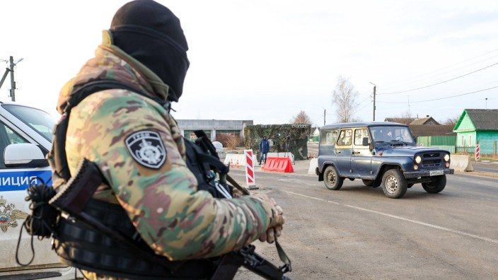 Krieg in Europa: Spezialtruppen der Polizei sichern einen Checkpoint in der Region Brjansk.