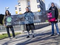 Streik: Protestierende von Fridays for Future und Verdi vor der Verdi-Zentrale in Bochum