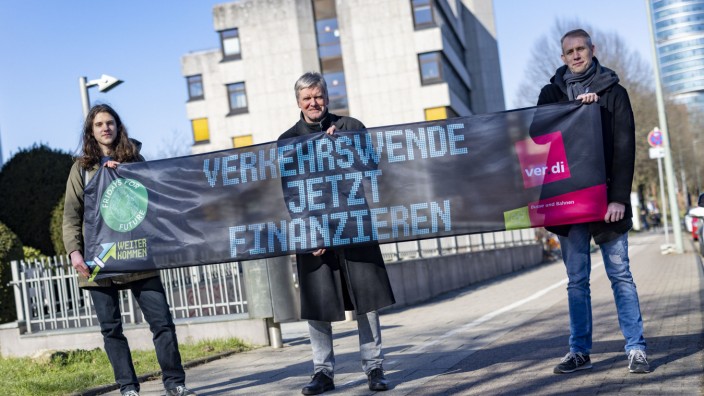 Streik: Protestierende von Fridays for Future und Verdi vor der Verdi-Zentrale in Bochum