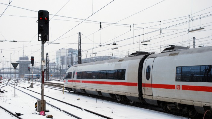 Deutsche Bahn: Hehre Ziele treffen auf marode Infrastruktur: Jeder dritte Fernzug war im vergangenen Jahr zu spät.