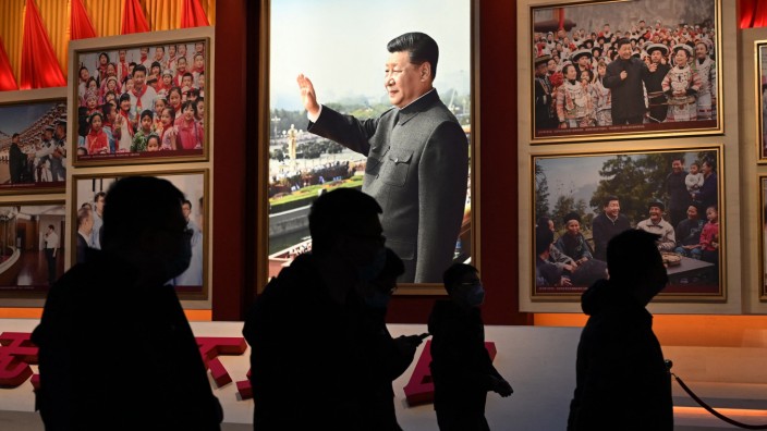 Regierungstreffen in China: Besucher des Museums der Kommunistischen Partei in Peking vor Bildern von Xi Jinping.