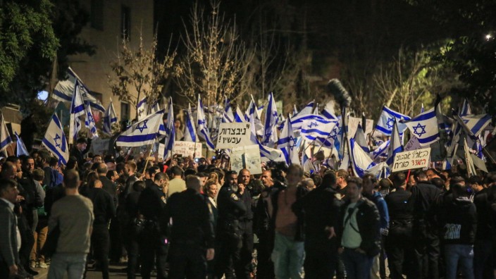 Israel: Demonstranten in Jerusalem protestieren gegen die geplante Justizreform.