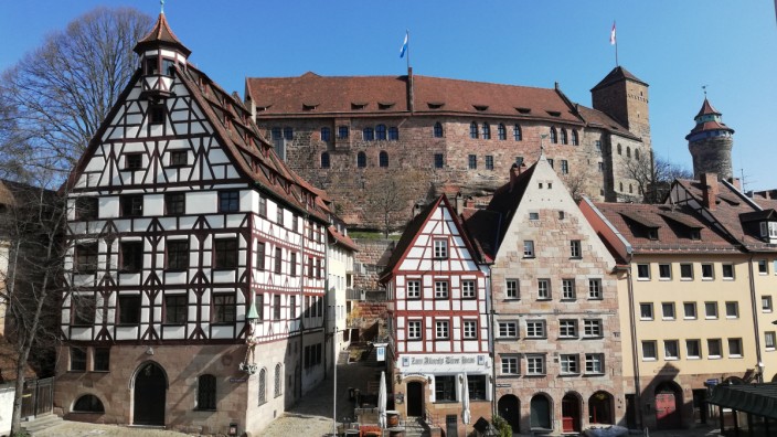 Denkmalschutz: Das Pilatushaus (links) gilt als eines der schönsten, größten und spektakulärsten Fachwerkhäuser in Nürnberg. Die Altstadtfreunde sanieren es.