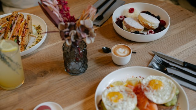 Café Alexa von Harder: Beim Frühstück kann man zwischen mehreren süßen und salzigen Gerichten wählen.