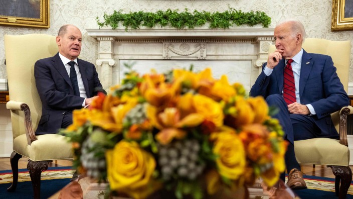 Olaf Scholz in Washington: Bundeskanzler Olaf Scholz (l.) und US-Präsident Joe Biden im Oval Office im Weißen Haus.