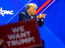 Trump bei Conservative Political Action Conference: “Wir werden die Tyrannei zerstören”