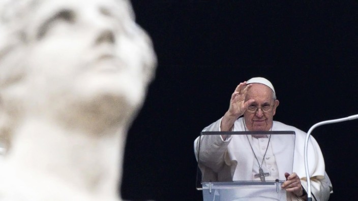 Prantls Blick: Ein Name als Programm: Papst Franziskus spricht das Angelusgebet auf dem Petersplatz in Rom.